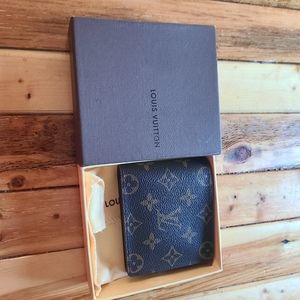 A dupe Louie Vuittob